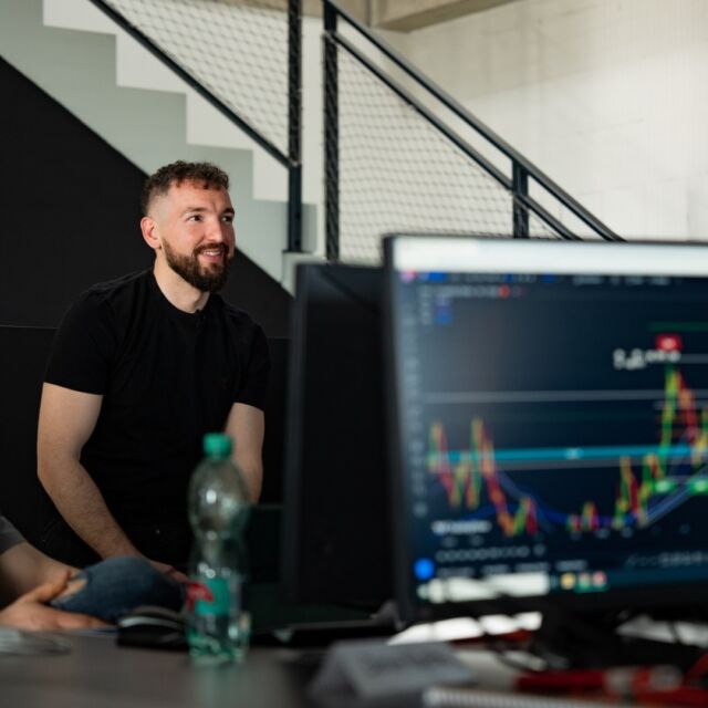 Don't let anything hold you back. Trade, learn, and win with us. ✊

Do you want to master the world of forex? Our courses, signals and mentoring will help you. 🎓 Start with our free course - you'll find everything in the link in the bio. 🔥